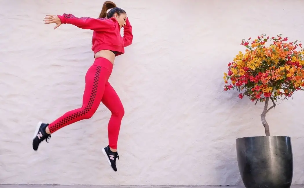 Damska bluza dresowa z czym warto ją łączyć?