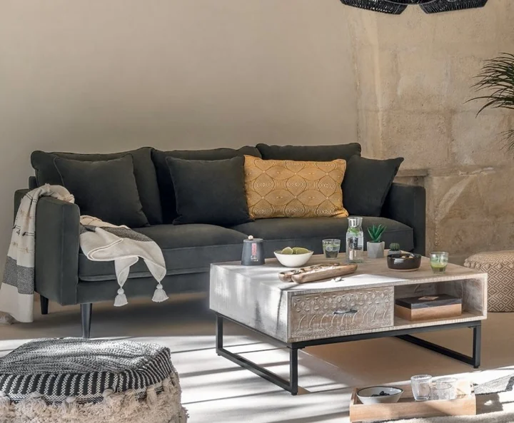 Obraz do artykułu: Jasna czy ciemna sofa – co lepiej sprawdza się w małym salonie?