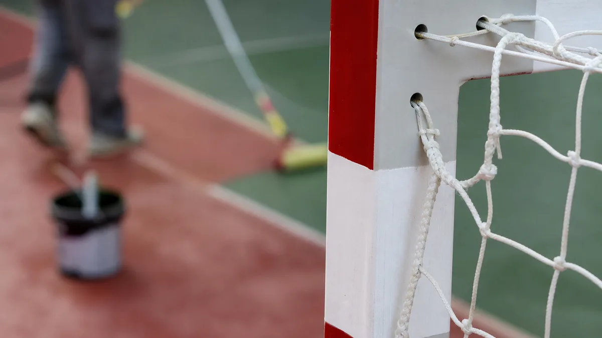 Blisko 713 tys. zł na boisko przy SP nr 1 w Inowrocławiu. Teren przekazano wykonawcy