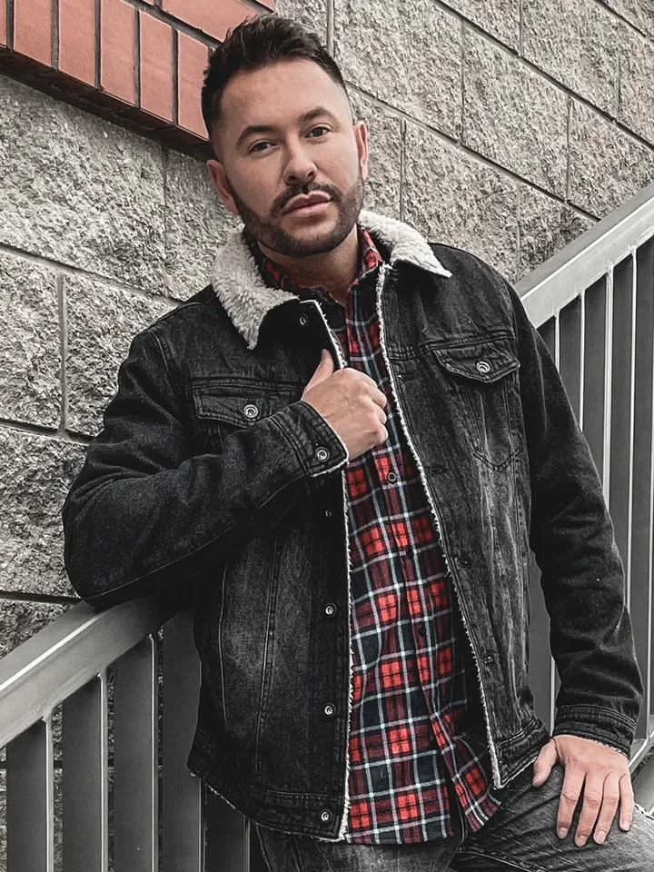 Męska kurtka jeansowa z kożuchem dobrze nadaje się na wiosnę, jesień, a nawet łagodną zimę