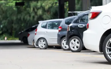 Ile kosztuje parking w Inowrocławiu? Sprawdź ceny i zasady parkowania!