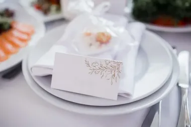 Gdzie znaleźć winietki weselne, które elegancko dopełnią aranżację stołów na przyjęciu?