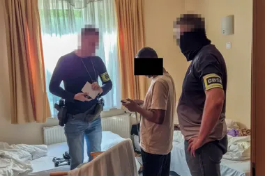 Wspólne działania CBŚP i Straży Granicznej w Kujawsko - Pomorskiem. 20 cudzoziemców zatrzymanych - Aktualności Centralne Biuro Śledcze Policji