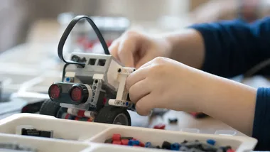 Bransoletki z kodem i roboty na zajęciach w Inowrocławiu