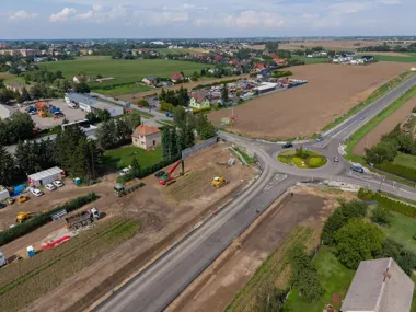 Obraz do artykułu: Tiry omijają centrum Mogilna. Otwarta obwodnica ma 1,5 kilometra i estakadę