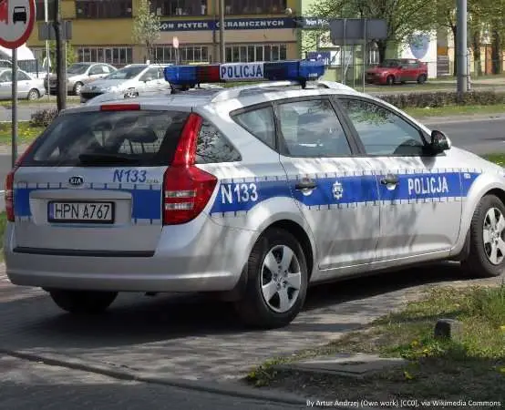 Policja w Chełmcach uczy uczniów reagować na przemoc rówieśniczą