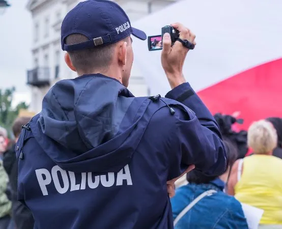 Spotkanie policji z uczniami III LO w Inowrocławiu – służba i przewodnictwo psów