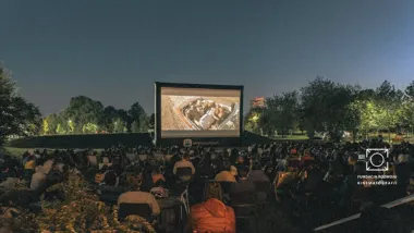 Grafika promocyjna wydarzenia Inowrocławskie wieczory filmowe 2026: kino pod gołym niebem wraca do miasta