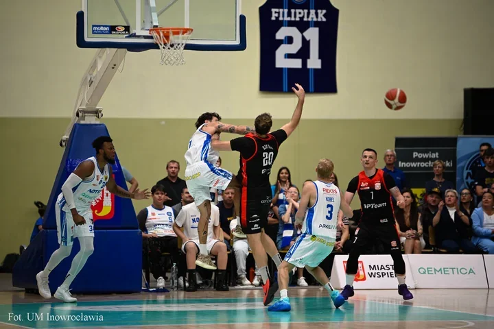 KSK Qemetica Noteć Inowrocław lepsza od Resovii. Zwycięstwo 75:62
