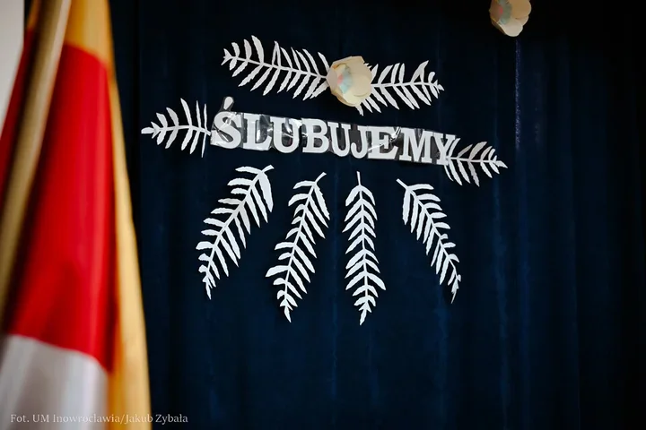 Pasowanie i jubileusz w Szkole Podstawowej nr 10. Odsłonięto tablicę