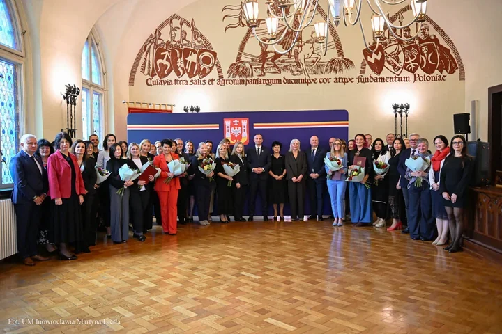 W Ratuszu nagrodzono 18 osób związanych z inowrocławską oświatą