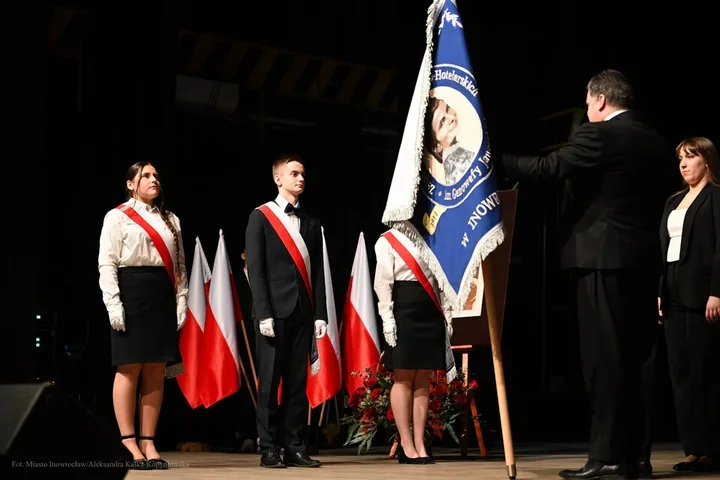 Nowy sztandar Zespołu Szkół Gastronomiczno-Hotelarskich – symbol tradycji i szkolnej wspólnoty