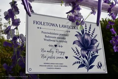 Fioletowa ławeczka stanęła w Inowrocławiu. To pierwsza taka inicjatywa