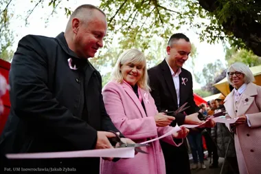 Różowa ławeczka stanęła w Inowrocławiu jako znak profilaktyki raka piersi