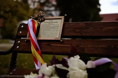 Nowa tabliczka w Parku Solankowym przypomina o poetce