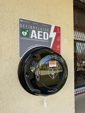Kolejne AED na miejskich obiektach. W Inowrocławiu rośnie sieć ratowania życia