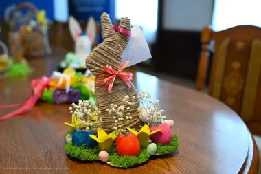 W ratuszu dzieci zamieniły odpady w wielkanocne stroiki