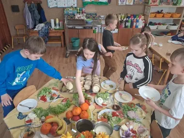Kolorowe kanapki i lekcja zdrowych nawyków w przedszkolu u Jasia i Małgosi
