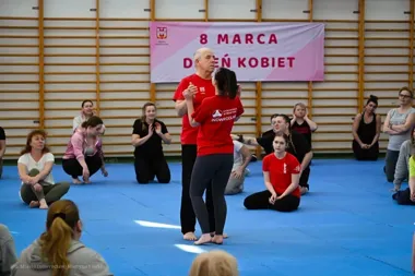 Sala pełna energii – kobiety ćwiczyły samoobronę z okazji Dnia Kobiet