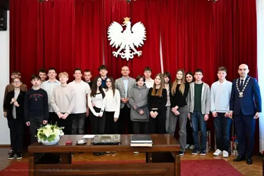 Ósmoklasiści z „Jedynki” zobaczyli Ratusz od środka i poznali jego rytm