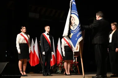 Nowy sztandar Zespołu Szkół Gastronomiczno-Hotelarskich – symbol tradycji i szkolnej wspólnoty