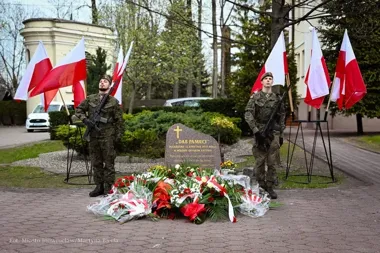 Inowrocław oddał hołd ofiarom Katynia i Smoleńska przy Dębie Pamięci