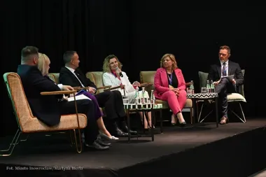 Demografia wymusza zmiany w szkołach samorządowcy z Inowrocławia rozmawiali w Toruniu