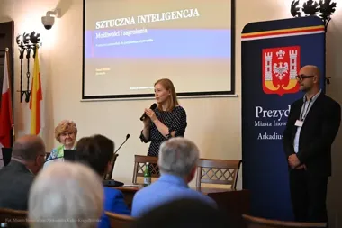 Seniorzy rozmawiali o sztucznej inteligencji. W Inowrocławiu padły ważne pytania