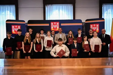 Ratusz docenił młode talenty. Stypendia dostało szesnaścioro sportowców