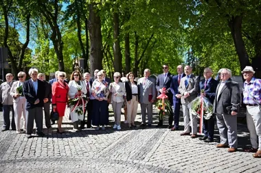 Przy pomniku w Inowrocławiu oddano hołd ludziom pracy i europejskiej drodze