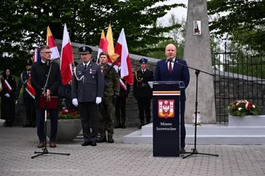 Inowrocław oddał hołd ofiarom wojny. Pod obeliskiem wybrzmiał apel pamięci