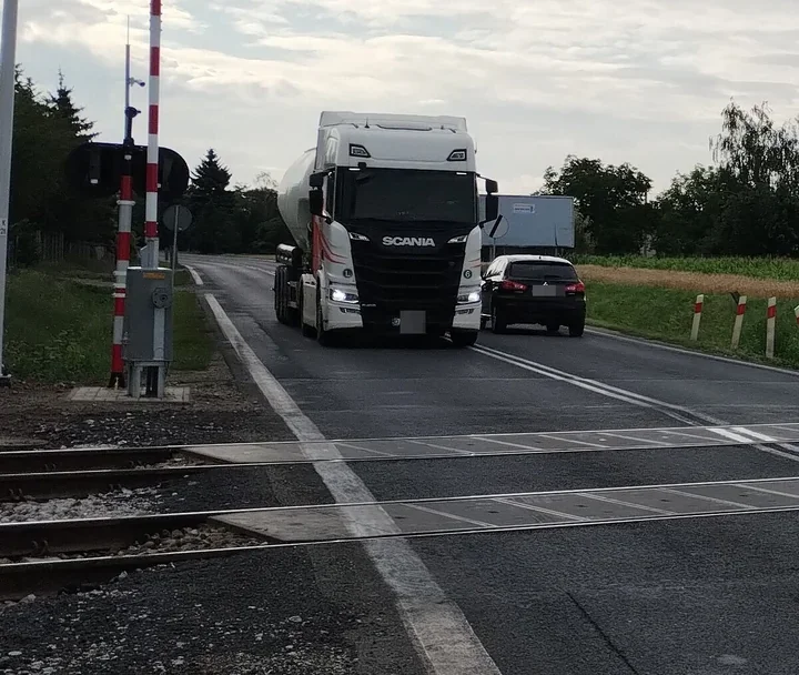 Jedna chwila na przejeździe w Cieślinie mogła skończyć się tragedią