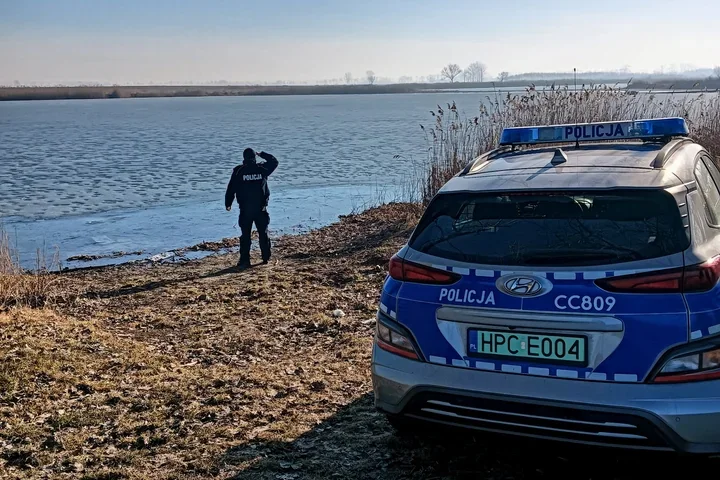 Dzielnicowi z Kruszwicy mierzą cienki lód - mieszkańcy ostrzegani przed wpadnięciem