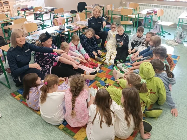 Kolorowe skarpetki w Inowrocławiu - policjantki trafiły z lekcją w punkt