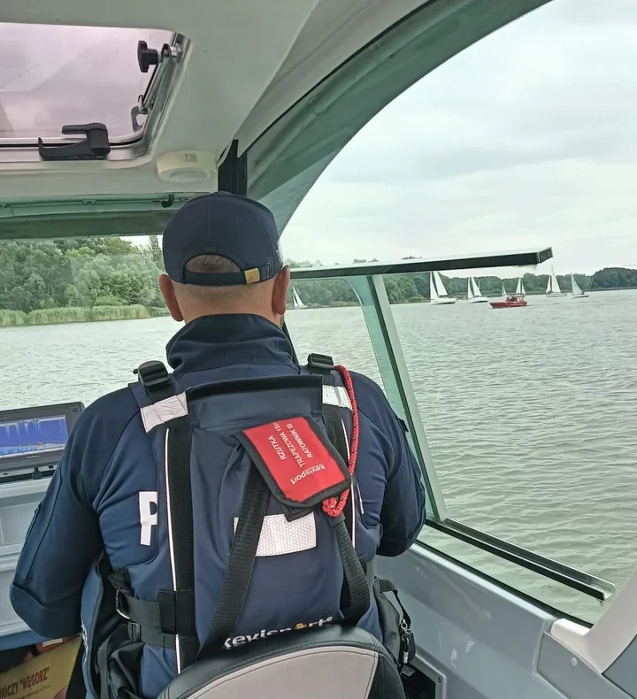 Na Gople nie było przypadków - policjanci sprawdzili łodzie i sterników