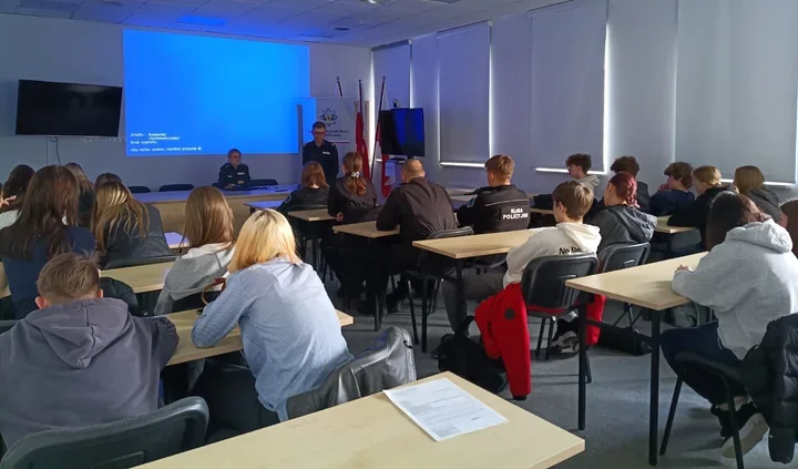 Młodzież weszła do KPP Inowrocław i zobaczyła kulisy walki z oszustami