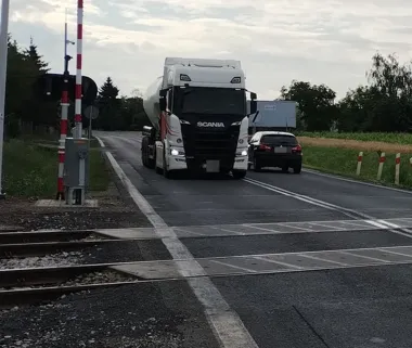Jedna chwila na przejeździe w Cieślinie mogła skończyć się tragedią