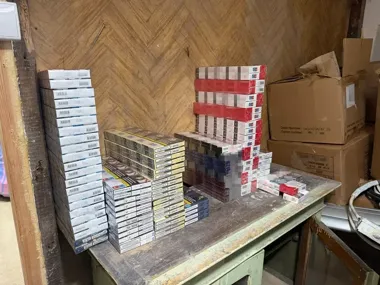 Blisko 400 tysięcy papierosów bez akcyzy. Zatrzymano 49-latka