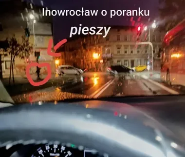 Jesienna pogoda ogranicza widoczność. Policjanci ostrzegają kierowców i pieszych