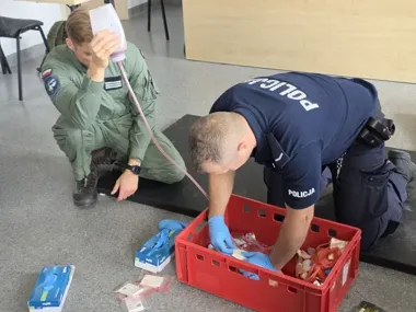 Policjanci z Inowrocławia ćwiczyli pierwszą pomoc z żołnierzami