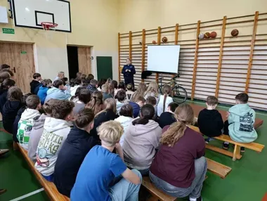 Hulajnoga pod lupą policjantów - uczniowie usłyszeli o nowych zasadach