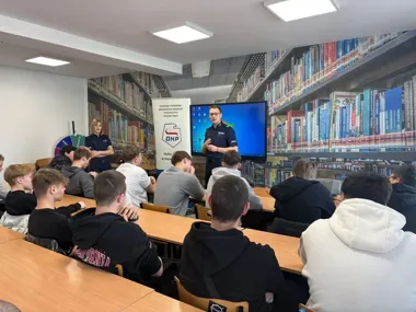 Policjanci pokazali uczniom, jak szybko beztroska zmienia się w problem