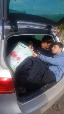 Passat w Jaksicach zdradził nielegalny kurs - policja znalazła sześciu mężczyzn