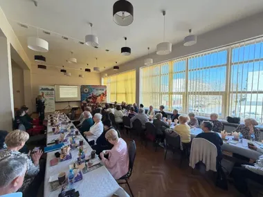 Seniorzy z Kruszwicy przeszli kurs bezpieczeństwa - policja i WOPR ćwiczyli RKO