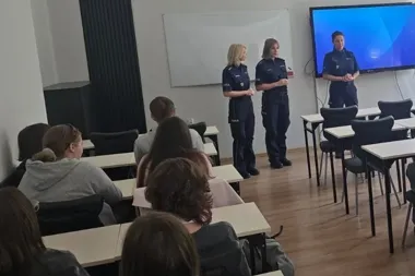 Seniorzy i uczniowie w Inowrocławiu usłyszeli, jak oszuści wyłudzają pieniądze