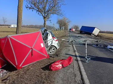 Czołowe uderzenie na DK 15 w Szadłowicach - renault zmiażdżone, kierowca zginął