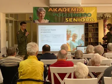 Seniorzy w Inowrocławiu usłyszeli, jak działa oszustwo z głosem AI