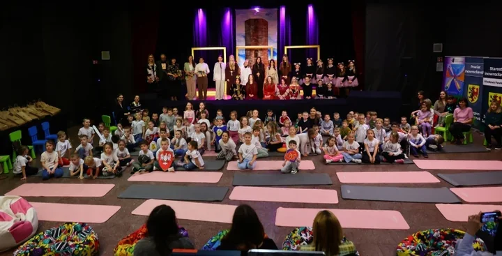 Legendy ożyły na scenie, a przedszkolaki słuchały ich jak bajki