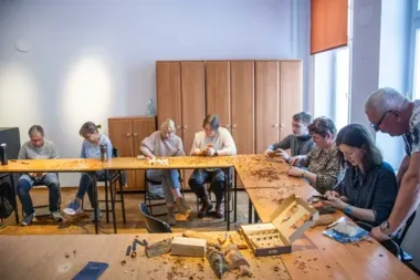 Rzeźba z topolowej kory – praktyczne warsztaty pod okiem Krzysztofa Zawackiego