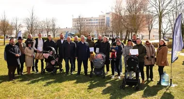 Drzewa zamiast pamiątki. W Inowrocławiu powitano nowych mieszkańców powiatu